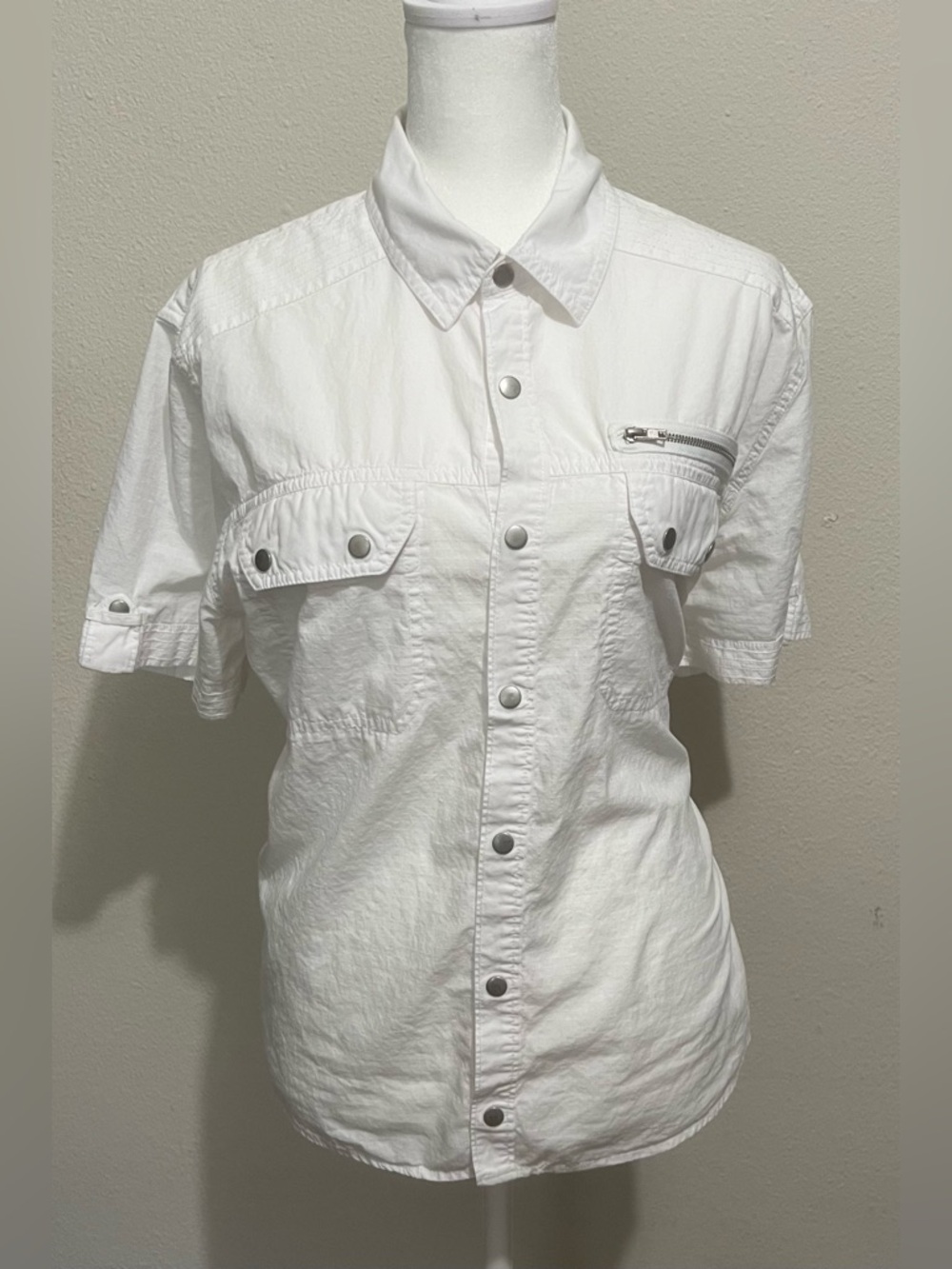G by Guess White Short-Sleeve Button-Front Shirt Snap Zip Pocket. SZ Medium